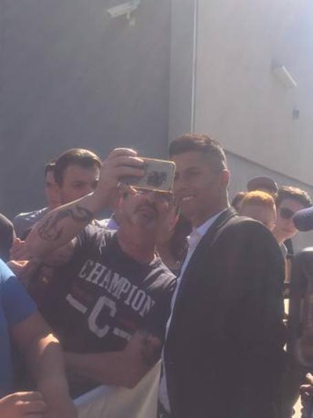 Joo Cancelo fa un selfie con un tifoso